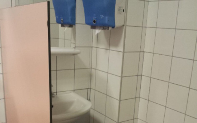 Kadınlar tuvaletini kullanan erkek çalışana kötü haber