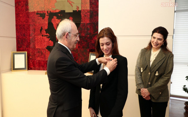 Ahmet Taner Kışlalı'nın eşi ve kızı CHP'ye üye oldu