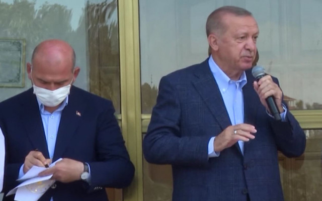 Süleyman Soylu Erdoğan'a tam konuşurken bir not gösterdi