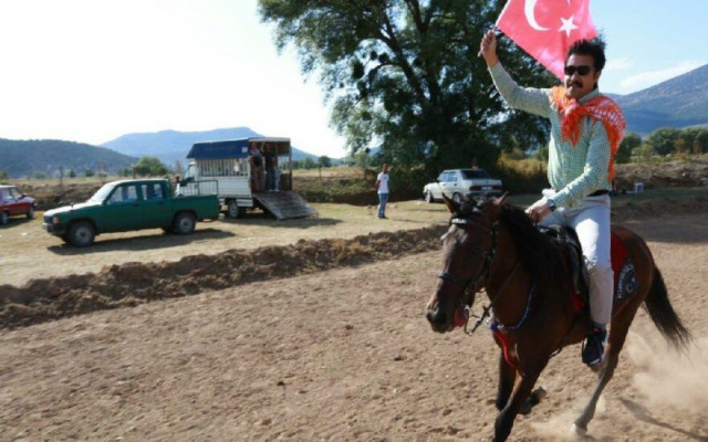 AKP’li Özkan ata binsin diye özel yol mu yapıldı?