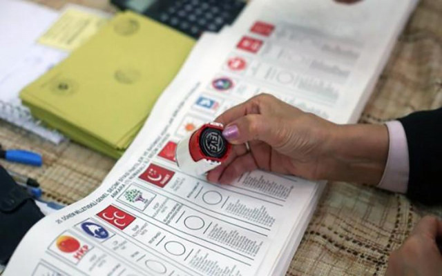 Muhalefete destek artıyor, AKP'nin oyları eriyor