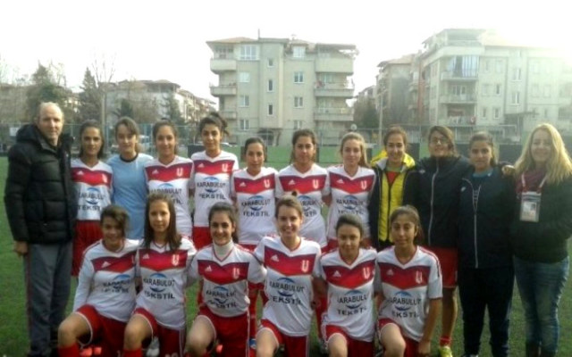Kadın futbolculardan MHP'li başkana protesto: Salonu terk ettiler