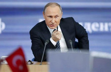 Putin'e Türk bayrağı sallayan muhabir kim?