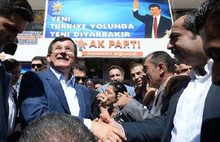 Davutoğlu'ndan Diyarbakır'da kardeşlik mesajı