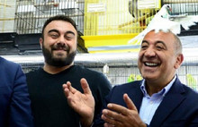 Gürsel Tekin'in başına güvercin kondu!