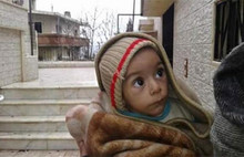 Esad yanlılarından açlık çeken Madayalılara kebap fotosu