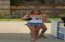 Bombacının şifresi sarışın mini etekli kızlar