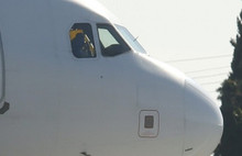 Kaçırılan uçakta tahliyeler başladı