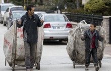 Fizik öğretmeni kağıt toplayıcısı oldu