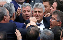 Meclis'te vekiller birbirine girdi