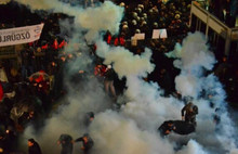 Polisten Zaman binası önünde sert müdahale