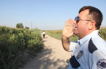 Polis mısır tarlasında yaralı aradı