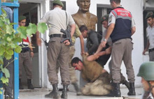 Kaçak darbeci ağaçtan inmek istemedi