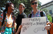 Silah protestosunda seks oyuncağı dağıttılar