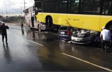 Metrobüs yoldan çıktı yaralılar var