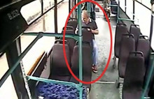 Telefonu cebine attı kameralara yakalandı