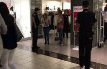 Hırsızlıkla suçlanınca soyunmaya başladı