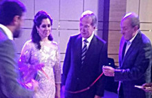 28 yaş küçük sekreteriyle evleniyor