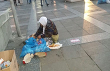 Ankara'da yürek sızlatan olay: Çöpten ekmek toplayan yaşlı kadın