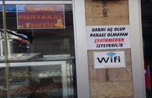 Pastanede dikkat çeken ilan: Aç olan çekinmeden istesin