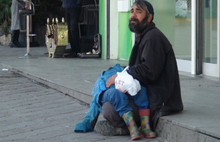 Oğlunu ilaçla bayıltan vicdansız dilenci yakalandı