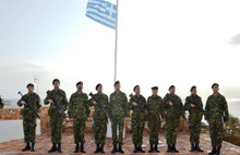 Türk adasına çıktı, Yunan bayrağını çekti