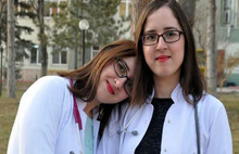 Görenleri şaşırtan ikiz doktorlar