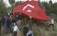 Bayrak asarken ayağı kaydı