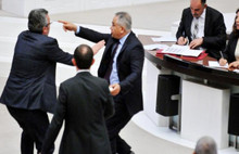 Mecliste hakaretler havada uçuştu