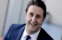 İlker Ayrık'tan akadamisyenlere destek