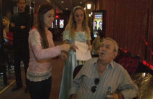 Az kalsın gülmekten ölüyordu