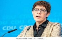 Merkel'in halefi telefonunu sildirecek