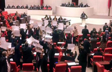 CHP’lilerden Meclis'te pankartlı eylem