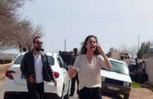 Öğrenciler silahların ortasında kaldı