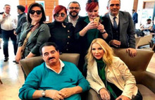 Pilottan uçaktaki sanatçılara 1 Nisan şakası