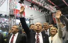 Parti rozetini çıkardı Türk bayrağını taktı