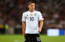Mesut Özil'den tarihi karar