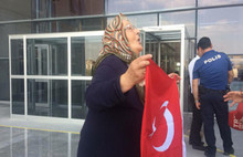 Hainleri görünce yüzlerine tükürdü