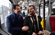 O vatandaşla metrobüste yolculuk yaptı