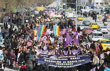 Kadınlar şiddete karşı yeniden sokaklara çıkıyor