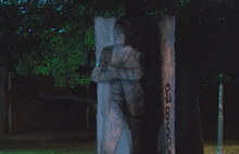 Beşiktaş'ta 4 maganda ısınmak için Şair Melih Cevdet Anday'ın heykelini yaktılar