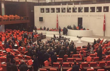 Bütçe görüşmelerinde arbede çıktı! Vekiller birbirinin üstüne yürüdü...