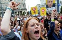 Polonya'da yurt dışında kürtaj yaptırmak isteyenler için alo yardım hattı kuruldu