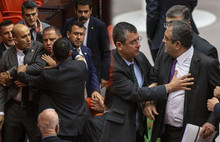 Mecliste vekillerin it dedin kavgası