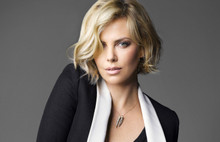 Ünlü yapımcının rol için benimle birlikte oldu iddiasına Charlize Theron ateş püskürdü!