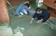 Vatandaş verilen sözün hesabını sorunca, takım elbiseyle kolları sıvadı