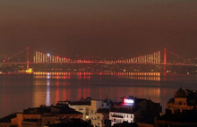 İki köprü sarı kırmızıya büründü