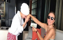 Bakan eşi Dolarlı el öpme fotoğrafını açıkladı