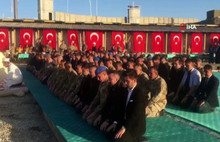Soylu'nun katıldığı bayram namazında ilginç görüntüler