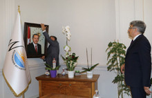 Kayyum'un ilk işi Erdoğan fotoğrafı oldu